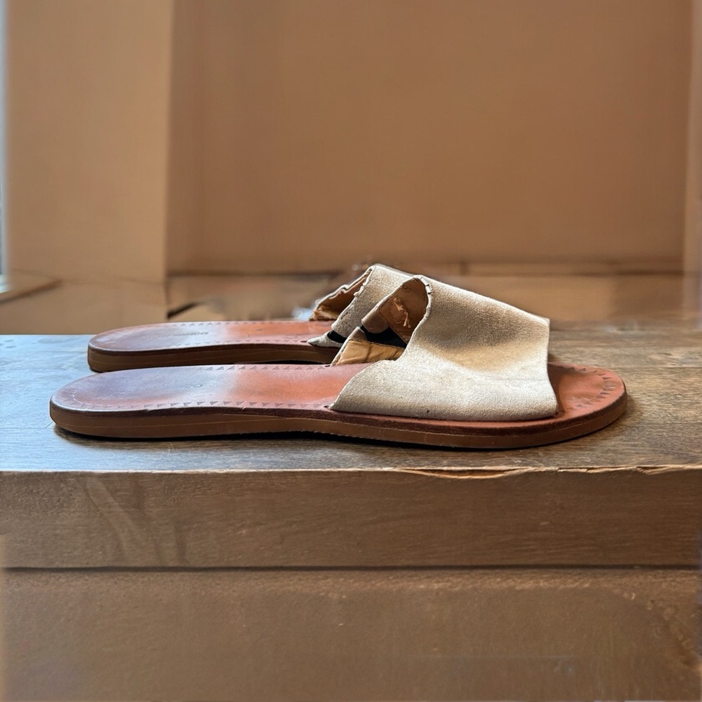 Tony Bianco Tan Suede Slide Sandals | Well Worn Shoes | Size 9 - Picture 3 of 7